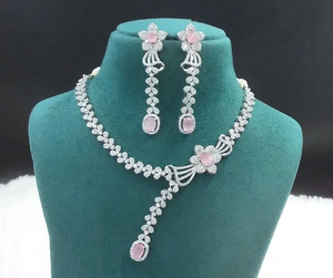 Directo India Elegant AD Brass Conjunto de joyas para Mujer | IGI Certified, estilo clásico de alta calidad para bodas y dijes de moda - Product Image 1