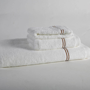 Ensemble de serviettes de bain en coton blanc personnalisées de haute qualité Design tissé épais pour adultes pour la fabrication en gros de salons et d'hôtels - Product Image 4