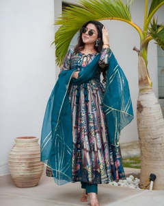 ชุดเดรส Anarkali ผ้าไหมออร์แกนซ่าพิมพ์ลายดิจิทัลเย็บติดกันอย่างประณีต พร้อมผ้าคลุมไหล่ผ้าไหมออร์แกนซ่า ชุดสไตล์ชาติพันธุ์ - Product Image 2