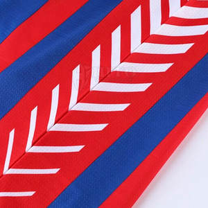 Ensemble d'uniformes de basket-ball personnalisés pour hommes avec tissu respirant et logo de l'équipe Ensemble maillot et short de basket-ball léger - Product Image 3