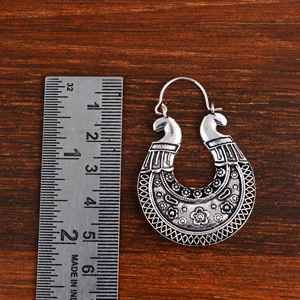 Pendientes de latón con motivo de pavo real, tribales pendientes de aro, joyería étnica con estampado floral, pendientes llamativos bohemios ligeros - Product Image 2