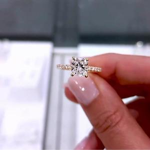 Bague de fiançailles en or avec halo dissimulé en diamants de laboratoire 2,30 carats, certifiée IGI DEF VVS, pavée de diamants coussin - Product Image 1