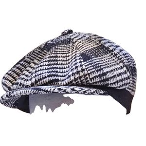 Esta es una gorra de lana a cuadros en blanco y negro. - Product Image 1