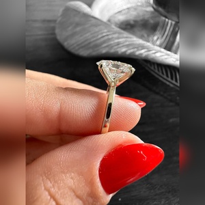 Anillo de Compromiso y Boda de Lujo de Oro Sólido de 18K con Diamante Ovalado de Laboratorio de 2 CT, Certificado IGI VVS2/VVS1, Compra al por Mayor de Fábrica - Product Image 5