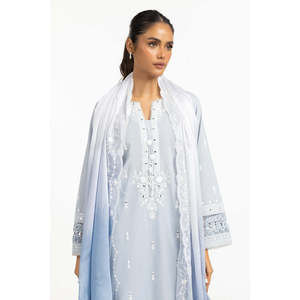 Dupatta en satin bleu ciel, soie froissée imprimée et brodée - Product Image 3
