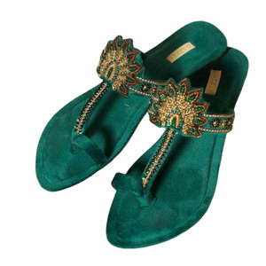 Zapatillas Kolhapuri Elegantes Color Verde Botella, Hechas a Mano, Antideslizantes, con Bordado Intrincado de Flores, Parte Superior de Gamuza y Terciopelo, para Todas las Temporadas - Product Image 1