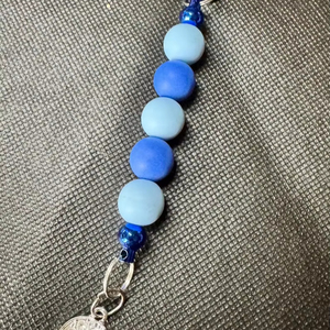 Porte-clés fait main avec perles en bois et anneau en acier inoxydable | Porte-clés coloré en perles de bois et acier inoxydable | VRNQ - Product Image 1