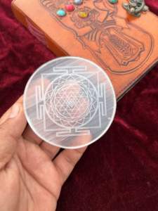 Placas de carga de selenita grabadas en Chakra al por mayor, rodajas de cristal de yeso redondas naturales para limpieza energética, Reiki y decoración del hogar - Product Image 3