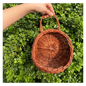 Panier suspendu mural en rotin tressé avec radis vert artificiel pour arrangements floraux - Product Image 1