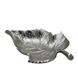 Assiettes de service élégantes en forme de feuille avec un design détaillé, matériau durable, parfaites pour servir des collations, des fruits ou comme une table élégante - Product Image 6
