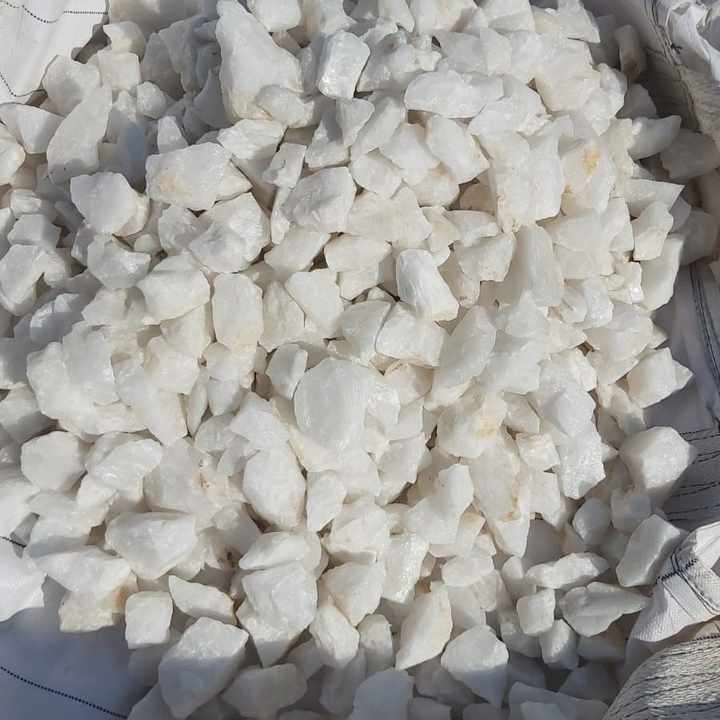 High Quality White Quartz Stone Grindong Media with Uneven Shape Ball Mill Special Price Per Ton for Garden Use
