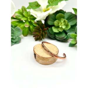 Bracelet manchette élégant en cuivre de la collection Shirley - Product Image 3
