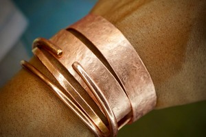 Bracelet en cuivre martelé, manchette tressée ouverte, élégant, fait main, personnalisable, cadeau de Noël et d'Halloween - Product Image 6