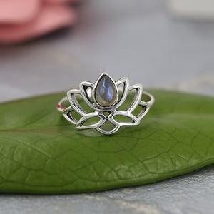 Bague fleur en labradorite naturelle Bijoux de méditation en argent sterling Bague de promesse de yoga pour elle - Product Image 1