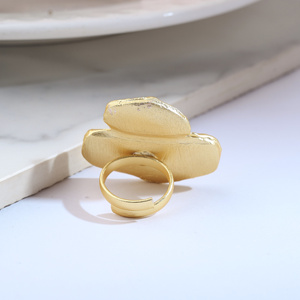 Bague de cocktail ajustable tendance en alliage texturé fait main en forme de fleur pour femme - Product Image 2