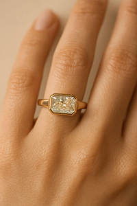 แหวนหมั้นเพชรทรงเรเดียนท์คัท 3 เม็ด ประดับเพชรทรงลูกแพร์ด้านข้าง ได้รับการรับรองจาก IGI ทองคำแท้ 14K - Product Image 4