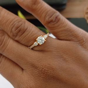 แหวนหมั้นเพชร3เม็ดกลมโมอิส7.00มม. สีเหลืองทอง18K - Product Image 2