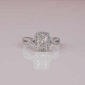 Anillo de compromiso de ajuste de racimo de Halo de diamante creado en laboratorio de corte radiante 14KT anillo de diamante sin conflictos de moda chapado en oro sólido - Product Image 1