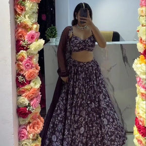 Lehenga งานแต่งงานดีไซเนอร์ล่าสุดที่สวยงามพร้อมการพิมพ์ดิจิตอลที่สวยงาม - Product Image 1