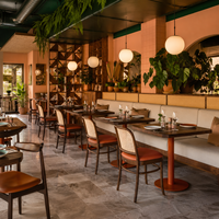 Canapé de salle à manger moderne en rotin avec dossier en bois et assise rembourrée, mobilier de café, table et chaise de restaurant