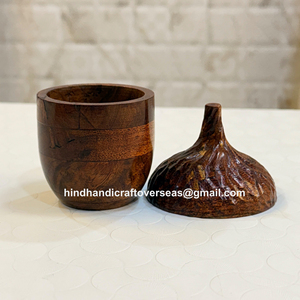 Verre à shot en bois en forme de gland avec couvercle, fabriqué en bois naturel (acacia ou mangue), idéal pour une utilisation alimentaire et comme verre à eau. - Product Image 3