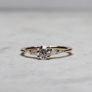 Bague de fiançailles en moissanite ronde de 5 mm avec accents taillés en baguette, en argent sterling 925 - Product Image 1
