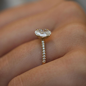 Elegante anillo de compromiso de moissanita de corte ovalado 1,41 TC con garras dobles y anillo elegante de media eternidad para novia o novia - Product Image 5