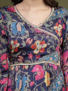 Robe Anarkali trapèze en crêpe de polyester brodée avec miroir, col en V, pour femme, dernière collection de créateur, imprimée, OEM, la plus vendue - Product Image 6