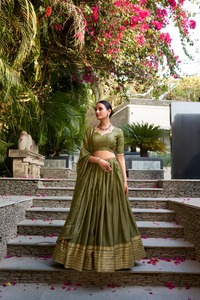 Lehenga liso con estampado clásico con tafetán de seda Dupatta adornado con lentejuelas y borde de trabajo Zari intrincado para colección de bodas - Product Image 6