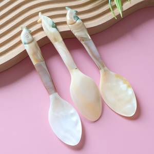 Cuillère à caviar en nacre naturelle avec logo gravé au laser de la meilleure qualité, design élégant pour une cuisine raffinée - Product Image 3