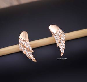 Boucles d'oreilles élégantes en acier inoxydable plaqué or, style plume, avec zircon cubique - Product Image 2