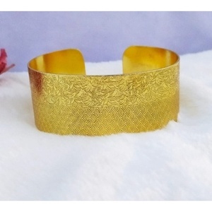Bracelets classiques faits à la main en laiton plaqué or, style élégant avec design classique - Product Image 3