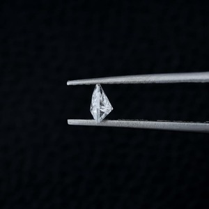 Anillos y Broches de Diamantes CVD con Corte Triangular Blanco Fantasía, Color D, Certificados por IGI, Cultivados en Laboratorio, Joyería de Diamantes Prem Diamond, para Regalo - Product Image 4