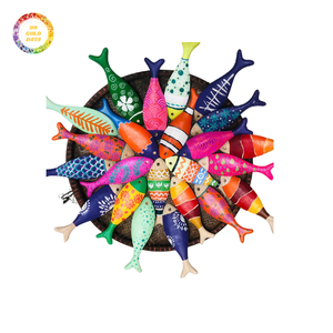 Sculpture de poisson en bois durable et magnifiquement conçue, forme personnalisable gravée pour la décoration murale et les cadeaux. - Product Image 4