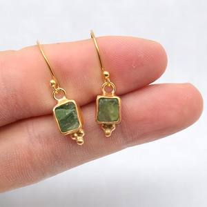 Pendientes colgantes rectangulares hechos a mano con piedras preciosas de cornalina cruda de 5x7 MM-Pyramid and Precious International - Product Image 4