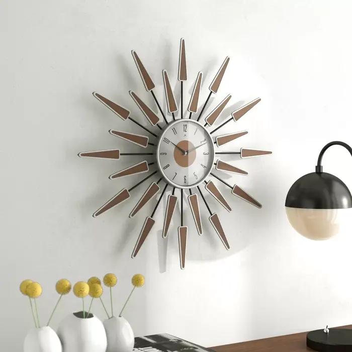 Métal en aluminium à la mode avec panneaux de bois finis brun moyen Horloge murale de style Sunburst Mid century disponible aux prix de gros