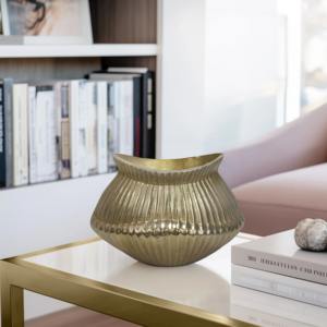 Vase moderne en forme de bateau en métal doré à texture cannelée Vase sculpté contemporain en or avec un design de coquille nervurée - Product Image 2