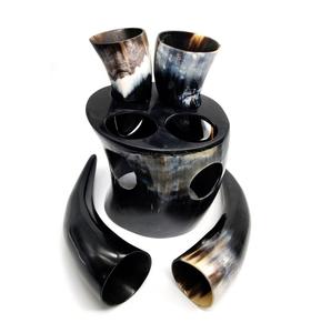 Cuerno vikingo para beber Juego de vasos de chupito Estilo medieval Genuino 4 piezas Calidad de exportación Artesanía natural a bajo precio - Product Image 1