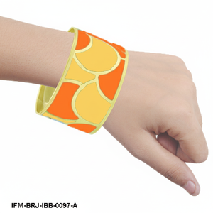 Brazalete de Latón Hecho a Mano con Mosaico de Esmalte Vibrante en Naranja y Amarillo, Brazalete Elegante para Mujer - Product Image 2