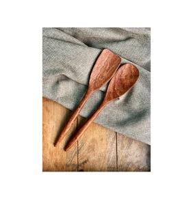 Cuillère en bois de style traditionnel, parfaite pour la cuisine authentique, le service et le brassage des repas quotidiens - Product Image 1