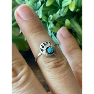 Anillo Boho Hecho a Mano con Garra de Oso, Plata de Ley 925 Fabricada en Navajo, Turquesa con Corte Princesa y Diamantes con Engaste Invisible, Talla 6, para Uso Diario - Product Image 2