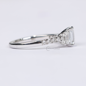 แหวนเพชร 3 เม็ด ขนาด 2.01 กะรัต ประดับเพชรเลี้ยงในห้องปฏิบัติการ ตัวเรือนทองคำขาว 18K ไซส์ US 7 ของขวัญสำหรับงานแต่งงาน งานหมั้น หรือเทศกาลคริสต์มาส เครื่องประดับสำหรับผู้หญิง - Product Image 3