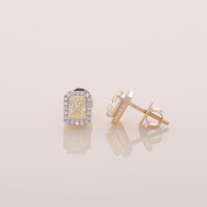 Boucles d'oreilles clous en argent sterling 925 massif avec halo de diamants jaunes taille radiant 0,64 carat - Product Image 1