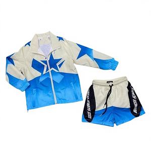 Ensemble de survêtement pour homme : coupe-vent léger en nylon personnalisé, veste zippée et short, avec sweats à capuche réfléchissants à fermeture éclair - Product Image 1