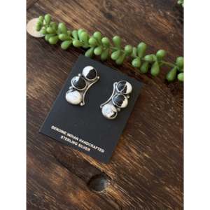 Boucles d'oreilles clous géométriques en argent sterling et buffle blanc, fabrication Navajo, sertissage clos, à tige - Product Image 2