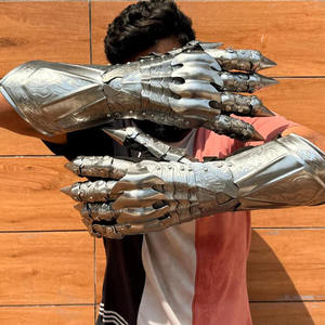 Ensemble de gants médiévaux fantastiques de style gothique gravés en argent poli, paire de gants de guerrier en métal - Product Image 2