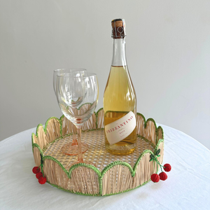 Bandeja Redonda Tejida a Mano de Pasto Marino con Borde Festoneado Verde y Dijes de Cereza Roja / Bandeja Decorativa de Mimbre para Servir - Product Image 1