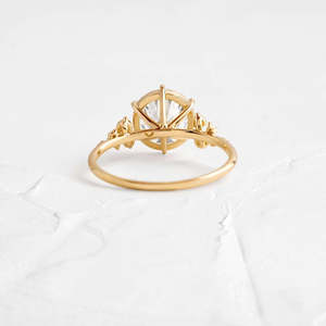 Bague de fiançailles en argent 925 avec moissanite ronde unique, style unique et élégant - Product Image 3