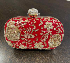 Pochette de créateur faite à la main de qualité supérieure élégante pour les femmes de mariage et de fête disponibles à la vente - Product Image 5