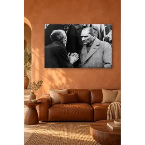 Fida Atatrk en manteau à motif chevrons discutant avec le public, impression sur toile - Product Image 5